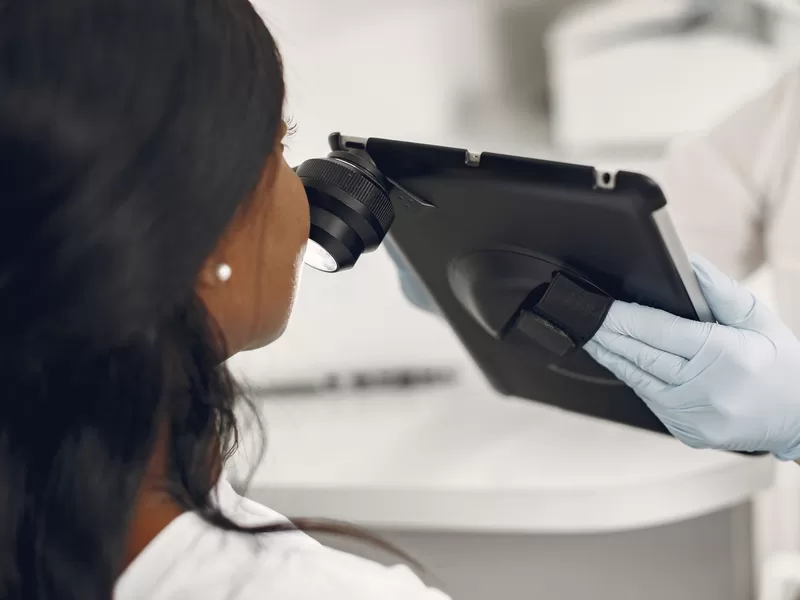 Dermatologista examinando a pele com dermatoscópio digital