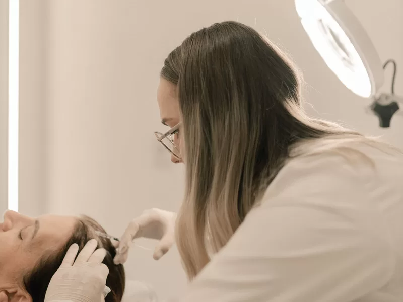 Sessão de tratamento dermatológico com equipamento especializado