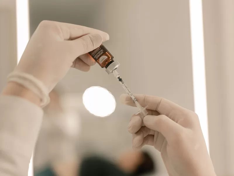 Preparo de seringa para procedimento de mesoterapia capilar