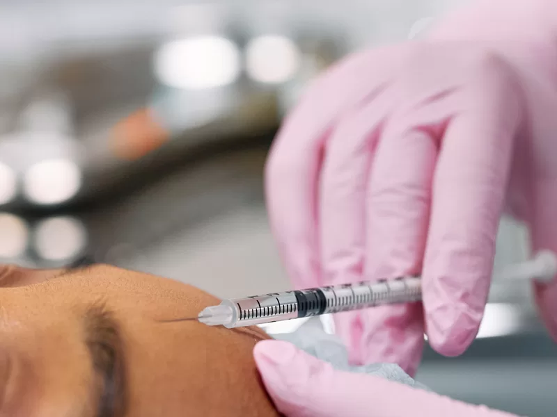 Aplicação de toxina botulínica na região da testa