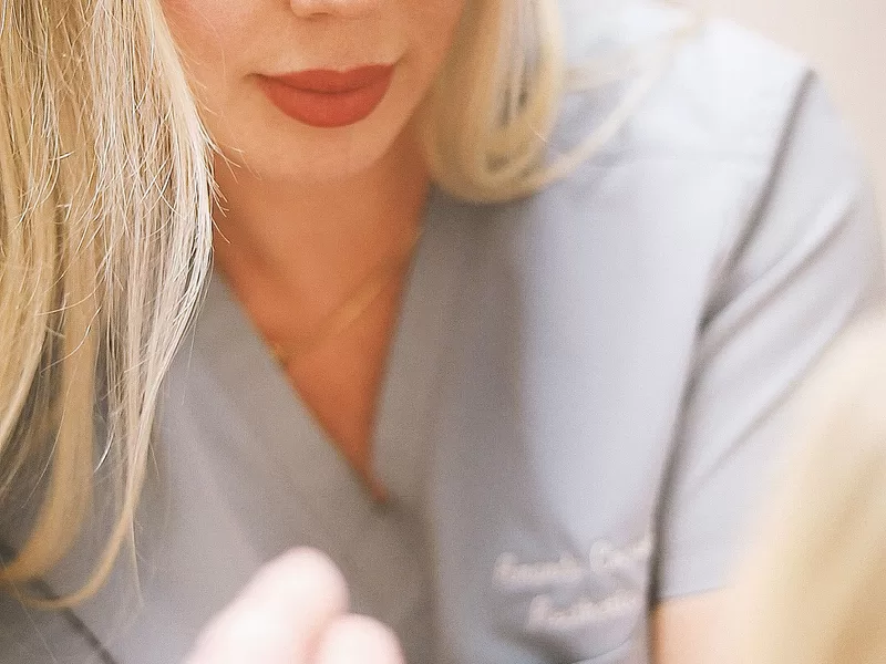 Profissional realizando procedimento estético facial em ambiente clínico